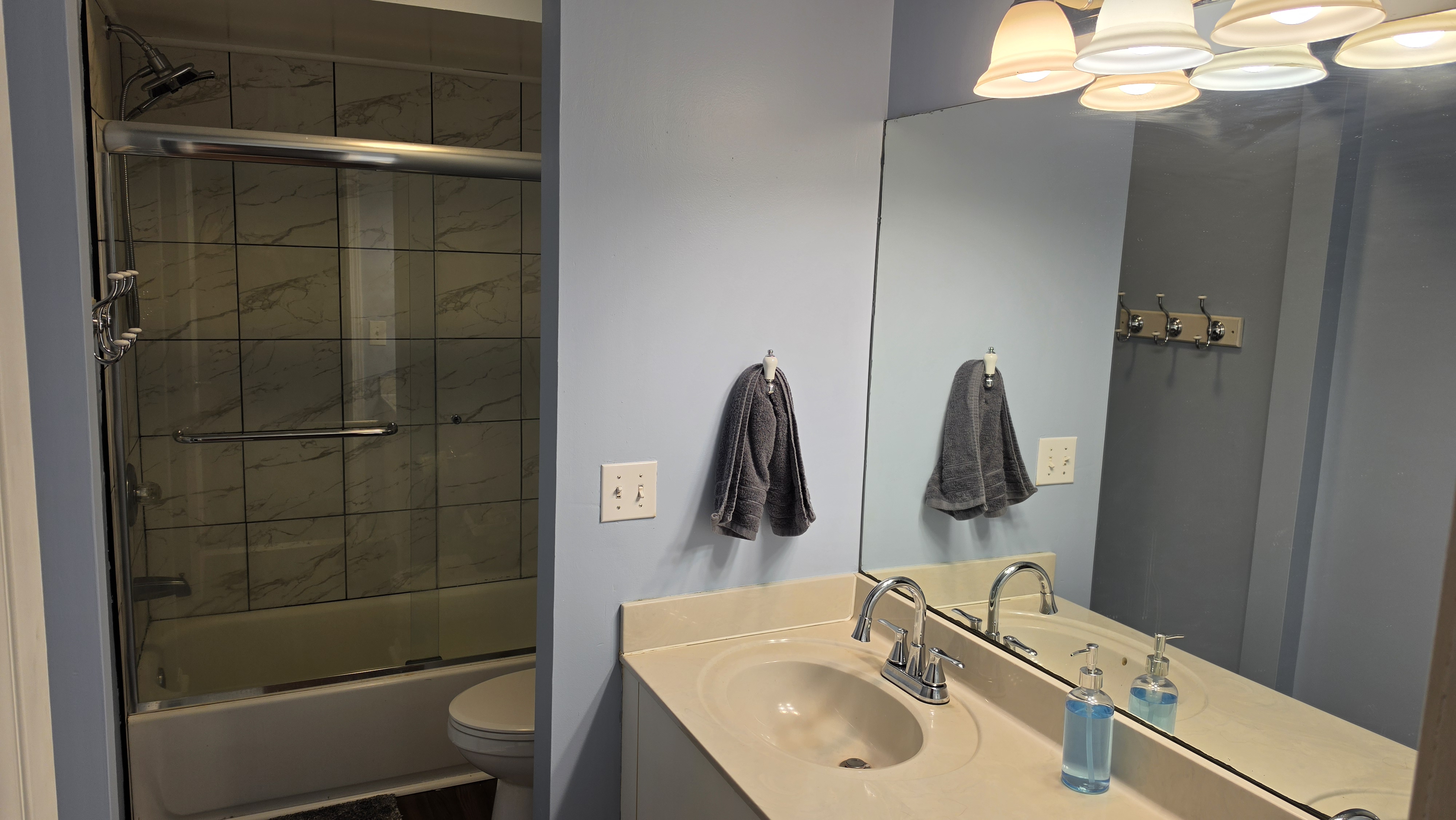 Main bathroom at 1095 Seabury Drive